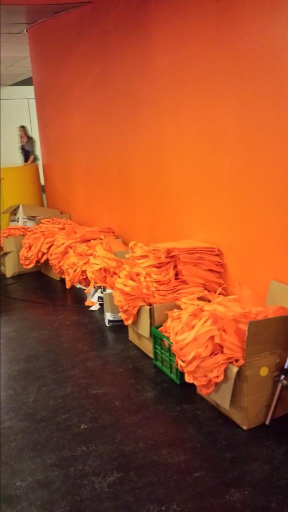 KnifeCleaner's tweet photo. Even de 600 goodie bags gevuld! #startupevent14 http://t.co/R1QSZhA2O3