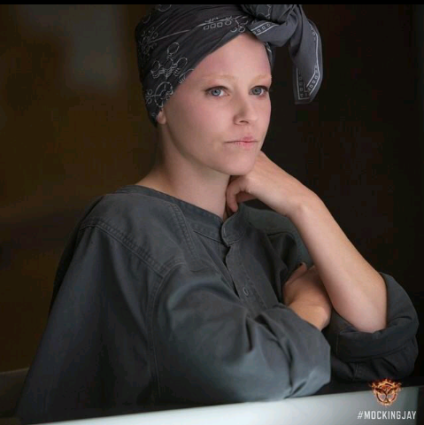 ProudOfKatniss's tweet photo. Elizabeth Banks es Effie Trinket en #MockingjayI http://t.co/rc88ohnXBO