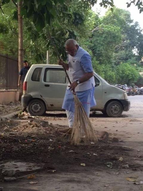 Hgupta_1's tweet photo. Call me pro-Modi but this Man is teaching us something here. I Promise to keep our country clean. http://t.co/qHkegWcTfn
