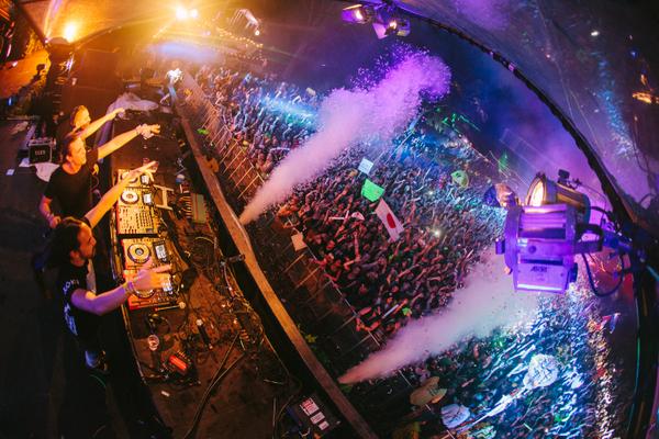 dimitrivegas's tweet photo. Always fun playing with @steveaoki as @3AreLegend @likemike http://t.co/0LM1oqPHE7