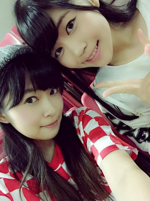 ساشيهارا  رينو و ايتو رايرا من HKT48 ذهبوا لمشاهدة كونسرت فرقه Morning Musume في بودوكان .  By8pAjSCEAAKD_K