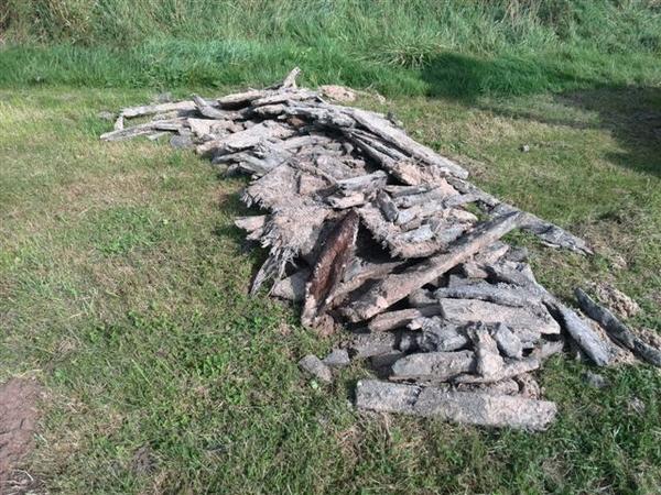 <a href="/MvOgroep/">Martens en Van Oord</a> graaft resten op van #schip in #Pannerden. Resten zijn geborgd en #archeoloog onderzoekt ouderdom.