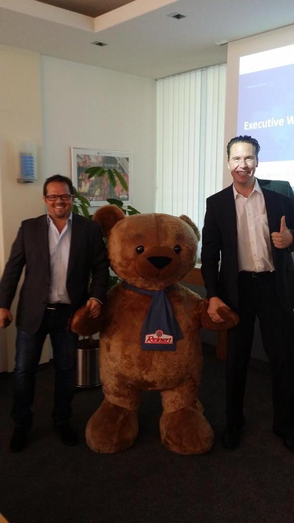 KlemensSkibicki's tweet photo. Workshop mit besonderen teilnehmern heute, geht um wurst #reinert #baerchen #wurst http://t.co/KYFpgdf7o5