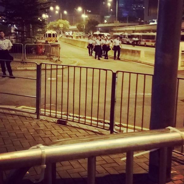 samuelmchu's tweet image. Plenty of reinforcement police arriving at the gate. #knockingatthedoor #occupyhongkong
