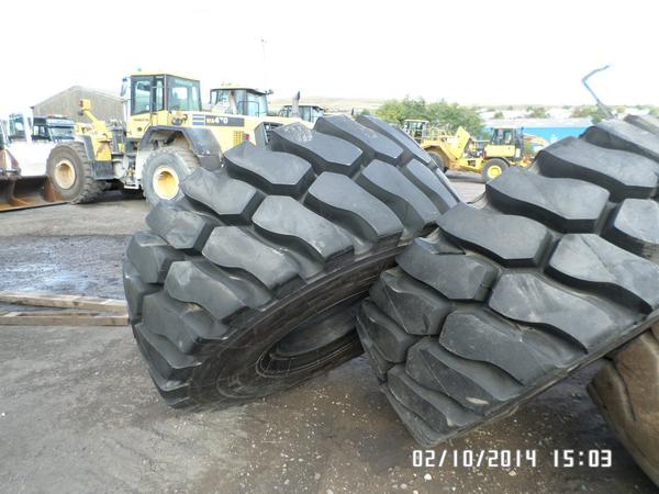 KJ_Services's tweet photo. K J Services S+F Another Set Of Boots To A Caterpillar 980H Wheel Loader! #Caterpillar #980H #KJServices http://t.co/nSvxHTjafj