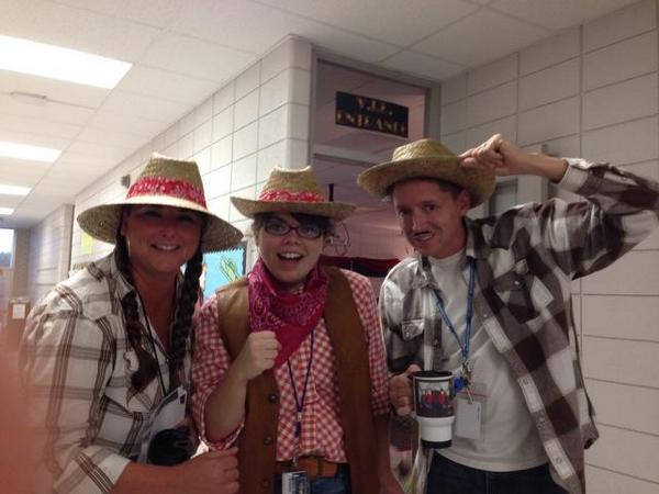 Yee haw! 4th grade cowboyed up for Glendale Elementary's BOOK BONANZA! #isdstrong #isdstrong