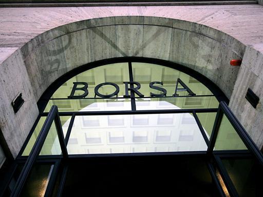 Corriere's tweet photo. Borse, Milano trascina giù l’Europa  Piazza Affari perde il 3,9%|Listini
 http://t.co/jMli9QRMOF http://t.co/KOAo3gCaqP