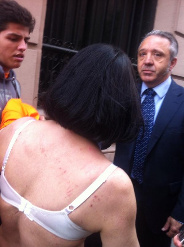 Funcionari d'Audiencia Nacional humilia la mare d'un encausat fent-li traure la samarreta al mig del carrer #FocAlRei