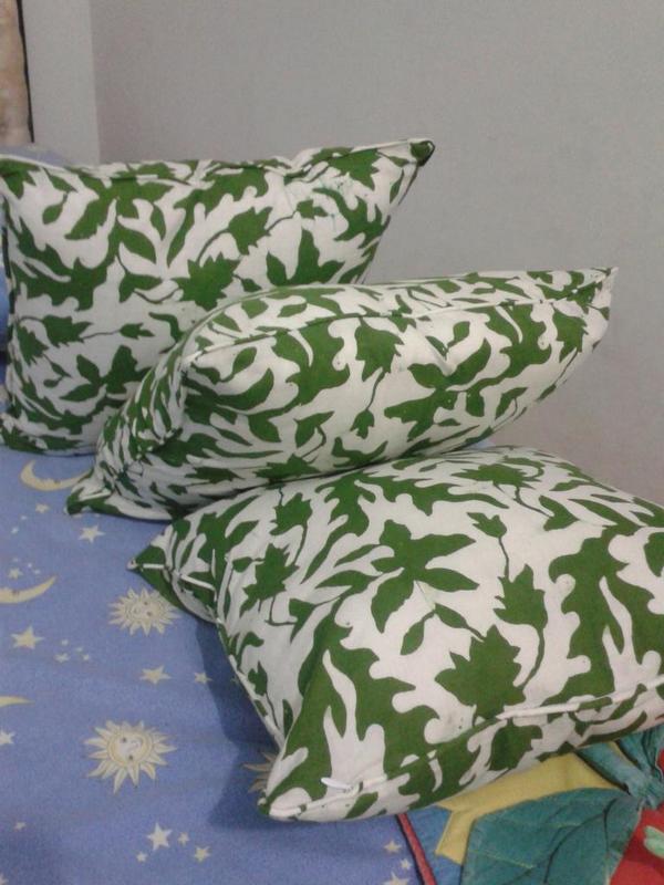 leonietjandra's tweet photo. Tester bantal djual murah 50.000 . 40x40cm Plus daleman. Sisa 2biji lg.. :) http://t.co/a9SWJRuV9c