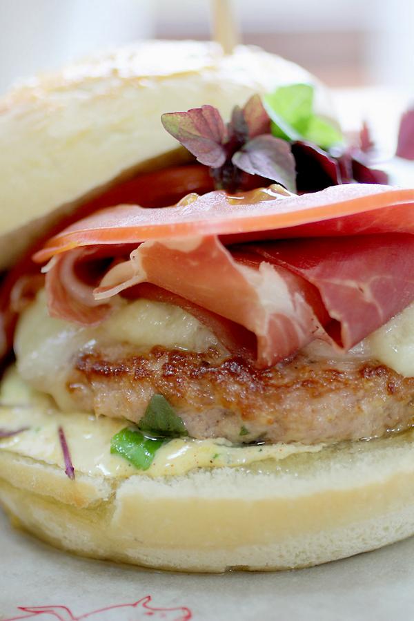 robinfood's tweet photo. ¡Mañana no os podéis perder la mega Hamburguesa extremeña que vamos a preparar en @RobinFoodT5, paso lista! http://t.co/dZvPclS9TP