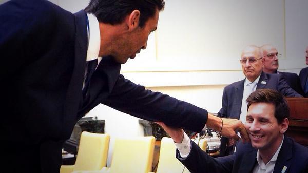 SoyArgen's tweet photo. #FrasesFutboleras " Toqué a Messi para ver si era humano como todos nosotros " -Buffon http://t.co/VlBKuXkDPD