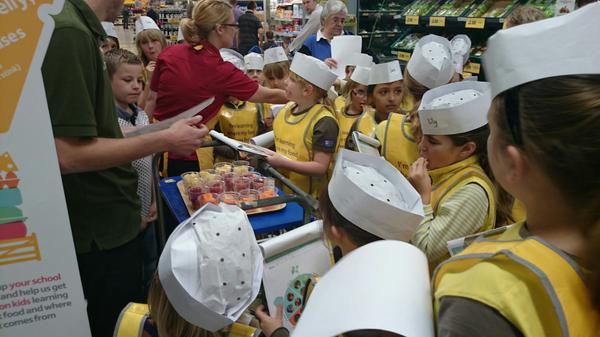 TiffH2306's tweet photo. March brownies tasting fruit and veg @MarchTesco @markwinter1 @ajwoods77 http://t.co/DAZAYRpy1w