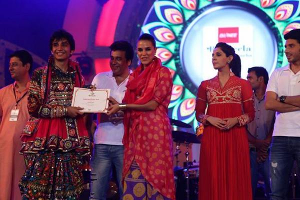 RangeelaRaas's tweet photo. DAY 8: @GioneeIndia Best Dressed - Male at #Rangeela Raas Garba. Congrats, you win a Sansui TV. #HelloCelebrations http://t.co/WnoPpQKQVA