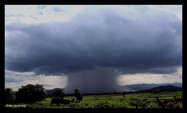 BuienRadarNL's tweet image. Lokaal een 'buitje' RT @WilliamHuizinga: Letterlijk een plaatselijke bui! Locatie: Thailand, door Gerbrand Castricum.