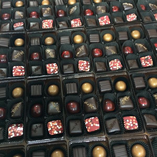 JACEKChocolate's tweet image. Chocolates are nearly all packed for @DamonBunting&apos;s very lucky clients! #customcollection #greatrealtor