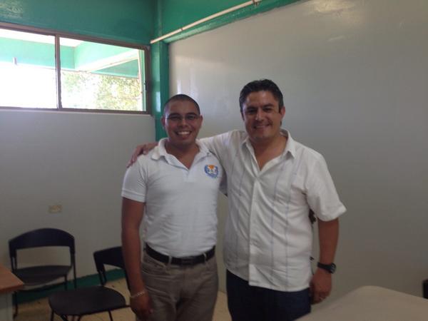 PanchoVazqz's tweet photo. Gracias a Cristian Medellín Lider Estudiantil de nuestra Máxima Casa de Estudios #Ithua #Huatabampo por Recibirnos! http://t.co/Yz9Vm0RGvc