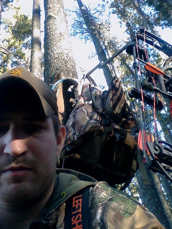 Jmacfitness's tweet photo. Selfie in the stand @HOYTARCHERYInc #carbonelement in background with @BadlandsPacks http://t.co/Dlp2me6mVD