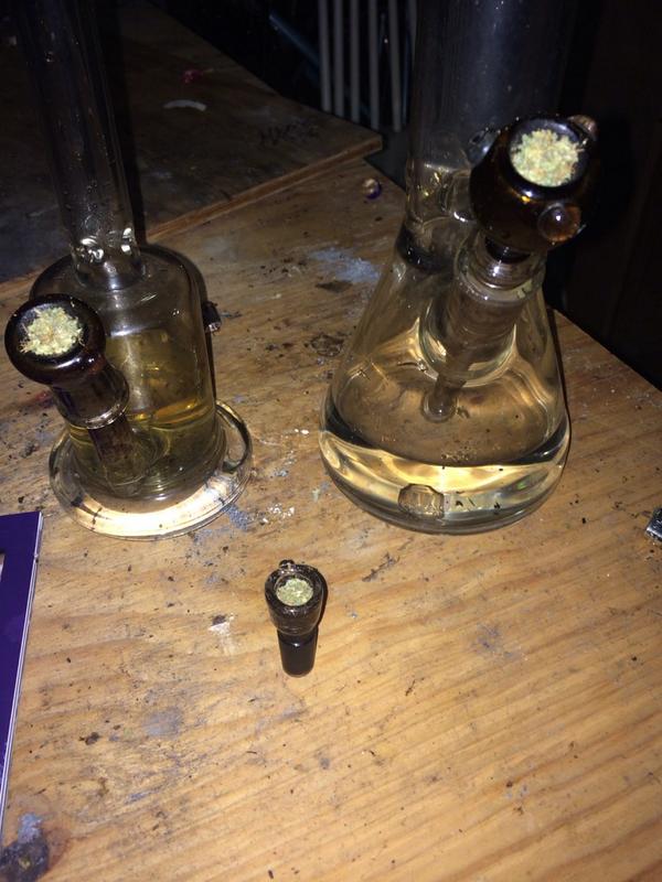DovahkiinDabber's tweet photo. 3pack/2bong. #domesesh http://t.co/LFEBho8AUK