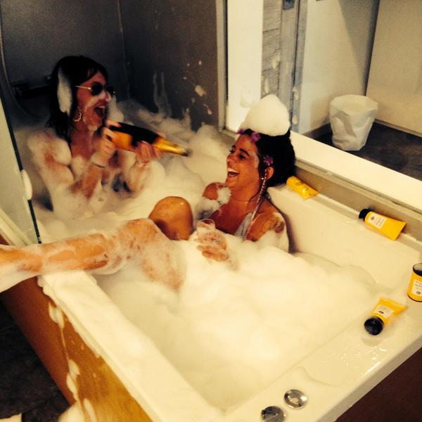 Keneth_G's tweet photo. "@charlottexxw: #bubbles #ibiza #Ushuaia http://t.co/DQxvFNMccK"