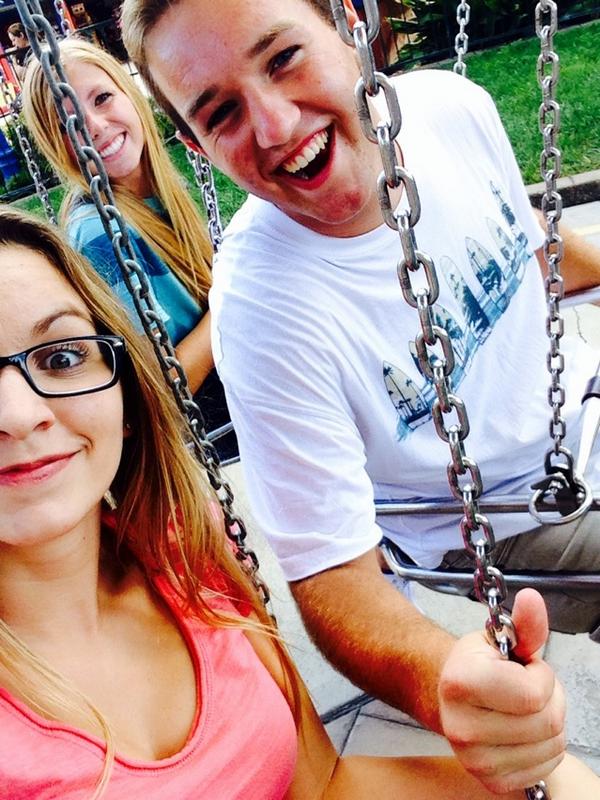 aubs711's tweet photo. “@juliaaagilesss: whose the girl in the back...? #dayactivity #yaya #knotts http://t.co/UMZVYfDp0y” @ me next time