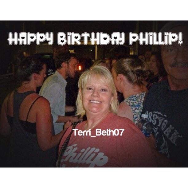  Youre  ON my Bucket List:
GET PICTURE TAKEN WITH PHILLIP PHILLIPS "HAPPY BIRTHDAY!" 