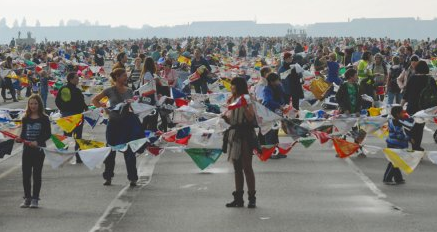 GrossiBerlin's tweet photo. 20/9 Plastik Tüten Kette gegen den Ressourcenverbrauch
21.9 #peoplesclimate March in Berlin. 16.00 Brandenburger Tor. http://t.co/IR7Ei84Y7t