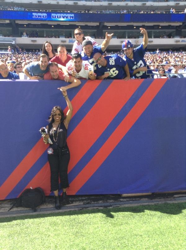 PamPoliver's tweet photo. Thanks Giants Fans! Fun times @ MetLife http://t.co/aMZeDXDtbz