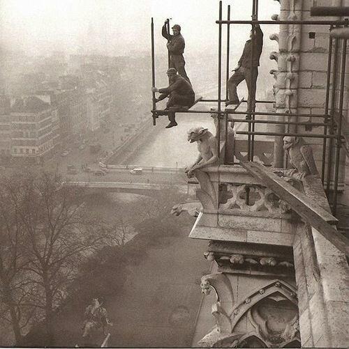 LatinHistory's tweet image. Restaurando la catedral de Notre Dame. París, Francia.