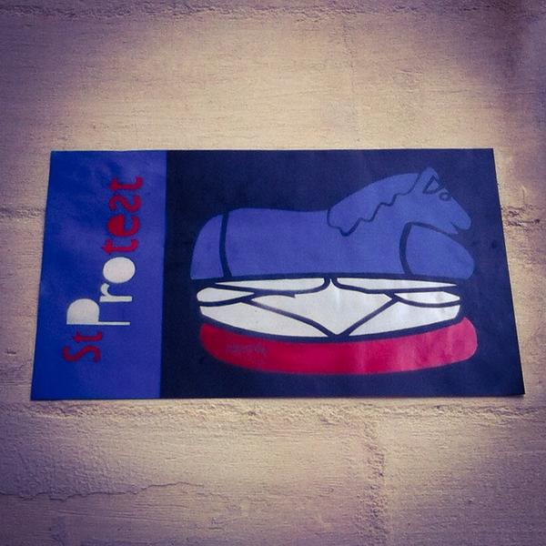 StDsgnTweet's tweet image. #StProtest #StDsgn #streetart #montpellier #france #burger #burgerhorse #malbouffe #junkfood #collage #pochoir