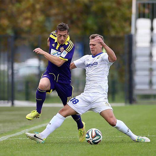 Ibraimi fights for ball with Koper player Ibraimi fights for ball with Koper player