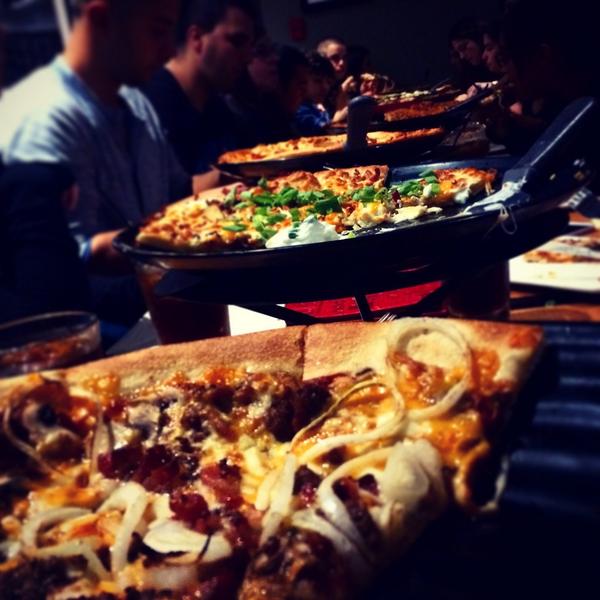 AlegriaWpg's tweet photo. @BostonPizzaWPG with #Alegria and #Juventude last night #teamwindup #pizza http://t.co/CMcp29x8qX