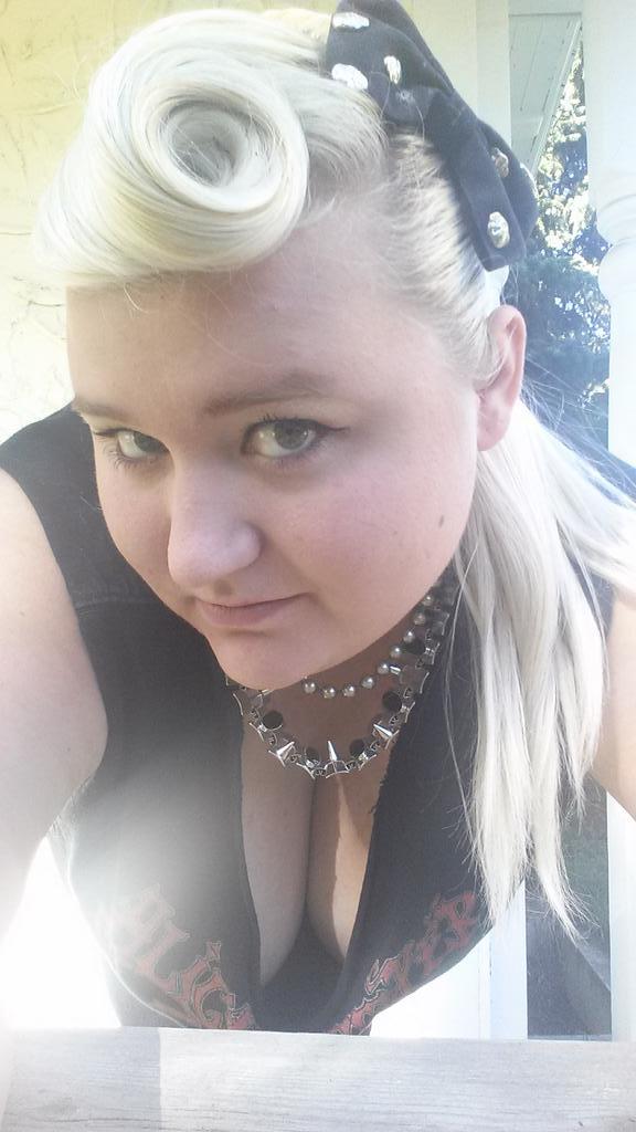 VenusVontrappe's tweet photo. Dedicating today's #boobygram to the delicious @Izza_Cunt because I have such a crush on her! http://t.co/472RXkAJTB
