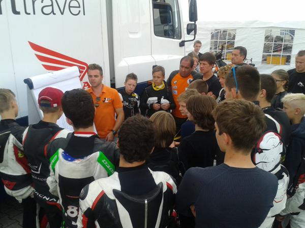 Joey geeft les !! Geweldig te zien hoe dit gaat ,super bezig Joey en de hele crew van de Moriwaki Cup !!