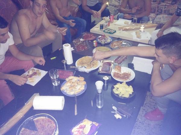 Xabiiiiiii's tweet photo. Cenitaa cumple de #jonyu 🎉🎊 @busto67 @andershelo @bulldy91 @alkizaa @AketzaSota @DPastor27 #gakillo http://t.co/TRVIzops2X