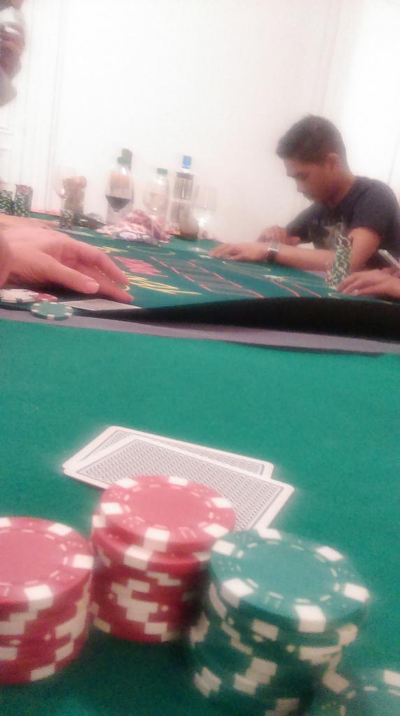 Avec les bons potos Bruno S, AlainG, <a href="/AAnomalie/">♠️♥️♣️♦️</a> <a href="/enraje/">Enrajé</a>, un poker NL20 où ça open shove utg 1700bb O_o
#GiveMeAHand