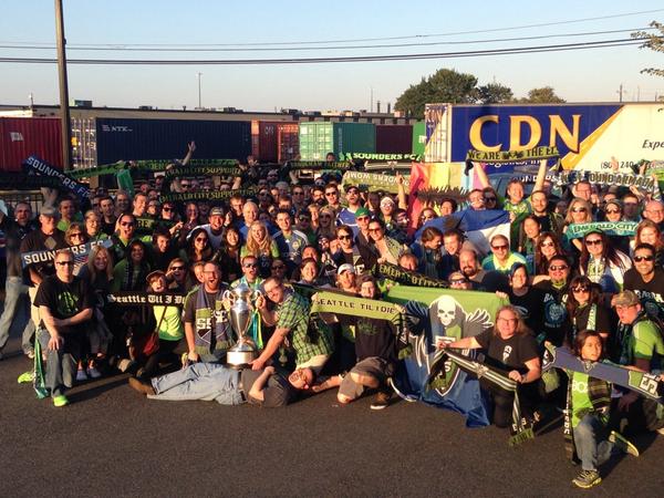 TaylorGraham26's tweet photo. More than 300 @WeAreECS with our new and familiar friend in NY. #Sounders #SE4TTLE http://t.co/URzrhORYaR