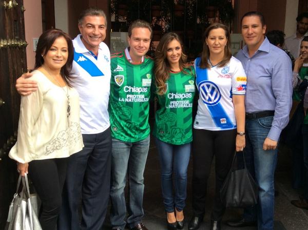RafaMorenoValle's tweet photo. Con mi esposa Martha Erika, @VelascoM_, Gobernador de #Chiapas y @Anahi, un gusto recibirlos en #Puebla. http://t.co/iiXdqfSZsf