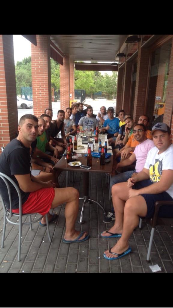 CDisfrute's tweet photo. Equipo del disfrute tomando unas cervecitas después del partido http://t.co/57Sf2pGOIY