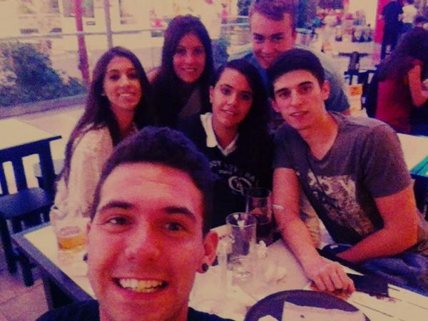 henarmay's tweet photo. Para acabar bien el sábado @MRefoyo @MariaTuruu @Artai_ @Taverito_O @PatriFernandezz http://t.co/L8WRc4CXn8
