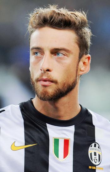 levoyelle's tweet photo. not only off the pitch but on it too. This guy a super sexed up version of Belinelli 😂😂 http://t.co/I8H5TbP9am