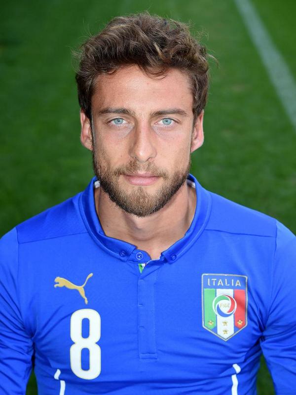 levoyelle's tweet photo. not only off the pitch but on it too. This guy a super sexed up version of Belinelli 😂😂 http://t.co/I8H5TbP9am