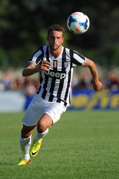 levoyelle's tweet photo. not only off the pitch but on it too. This guy a super sexed up version of Belinelli 😂😂 http://t.co/I8H5TbP9am