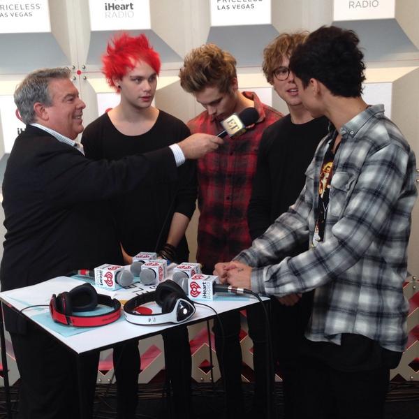 ElvisDuranShow's tweet image. @5SOS is in the building and interviewing with us for @etnow.