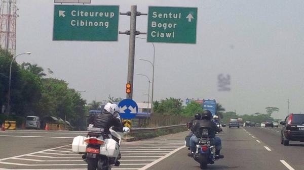 ror1sh's tweet photo. @TMCPoldaMetro bukannya jalan tol hanya untuk kendaraan roda empat atau lebih? http://t.co/jhptqDipBx