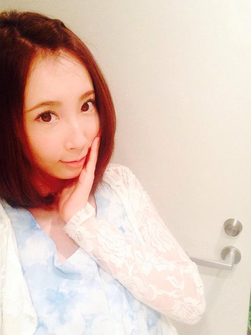 最近ね髪伸びてきたから 前髪あげてるよ♡  久々に前髪切ろうかなー♡ http://t.co/o8U7vnYWcg