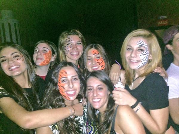 Aliiciia96's tweet photo. Noche de cumples 😊🎉🎈 @23Maria_P @RaquelittaSmile @Kendra_CP @Andrym13 @LidiaPineapple http://t.co/99LWTXelBX