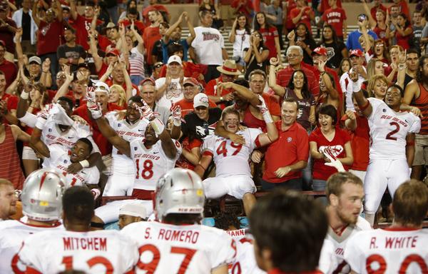 UNMLOBOS's tweet photo. A photo is worth 1,000 words. This one only needs 4: Lobos 38 NMSU 35. #GoLobos #RioGrandeRivalry http://t.co/3WCKddaBFc