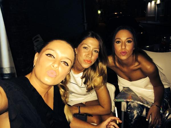 Roobersan's tweet photo. Pongo fin a este estupendisimo día con ellas @martabermudez16  @sarytags  !! Mis ganas aumentan de romería💃 http://t.co/1zltsCqV9K