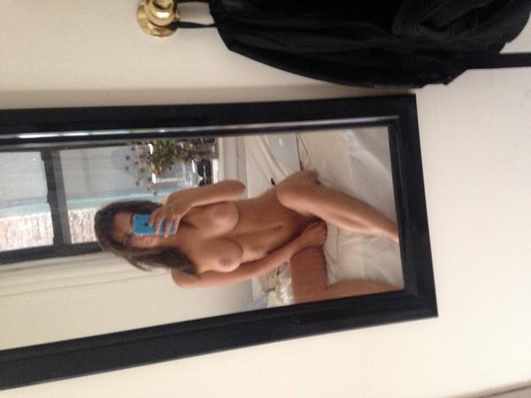 A_Man_Without's tweet photo. More Emily Ratajkowski - leaked pics #TheFappening #TheFamily http://t.co/BYTHWSKl83