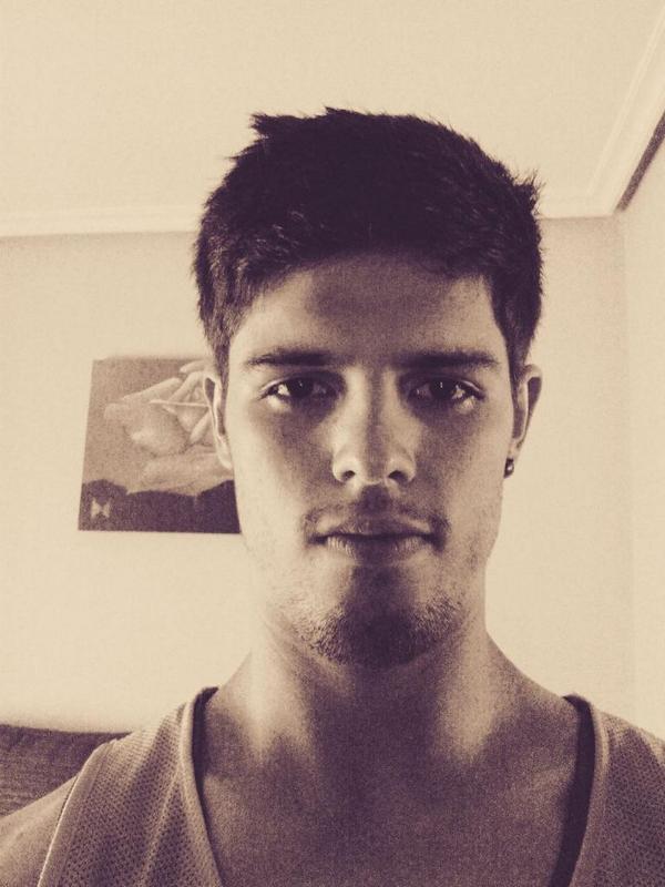 uxumu's tweet photo. @maria_hb18 tengo un pretendiente guapo pa ti @krip10 http://t.co/TeO0m5sc2E